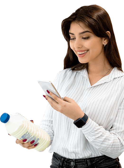 Ragazza che scansiona con il suo smartphone una bottiglia di latte
